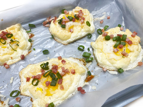 Nube de huevos en la plancha después del horno.