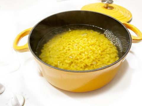 cocinar pasta para macarrones con queso en horno holandés