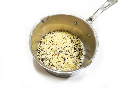 wild rice cooking in id21 saucepan with pour lid