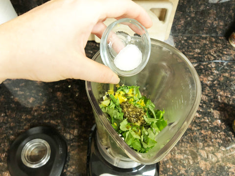 agregue los ingredientes a la licuadora para la pasta con pesto de brócoli en una cacerola de inducción 21 de 2 cuartos