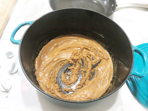 hacer roux para gumbo en un horno holandés de hierro fundido azul de 7 cuartos