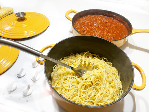 fideos espaguetis cocidos en una olla de hierro fundido de caléndula de 3 cuartos
