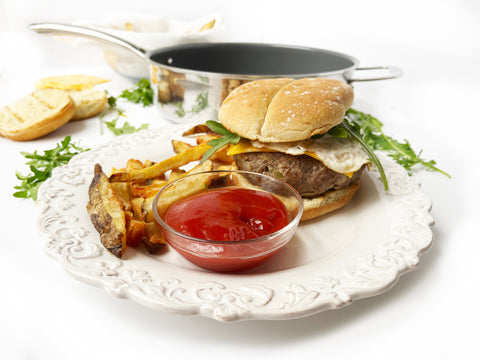 hamburguesa bistro en plato con papas fritas y ketchup