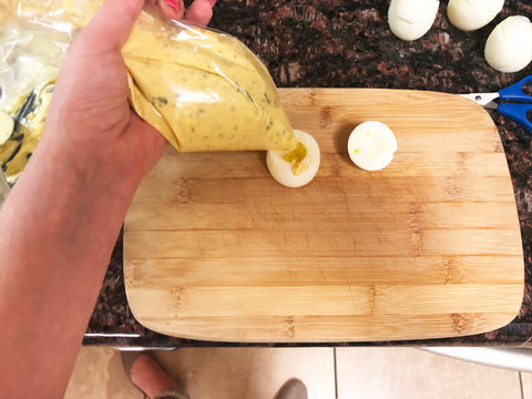 llene los huevos abiertos para los huevos de pollito rellenos en moldes apilables