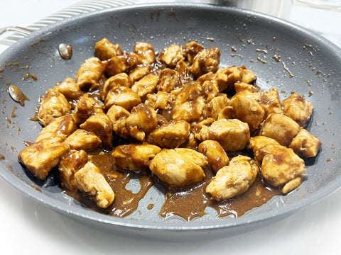 Pollo teriyaki cocinado en una sartén antiadherente de 11 pulgadas con tres revestimientos