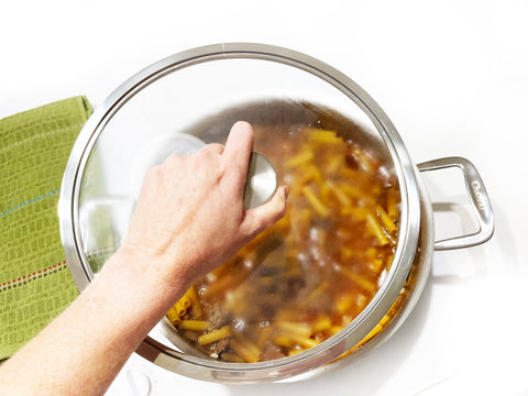 coloque la tapa sobre el sateuse y cocine a fuego lento el pastitsio.