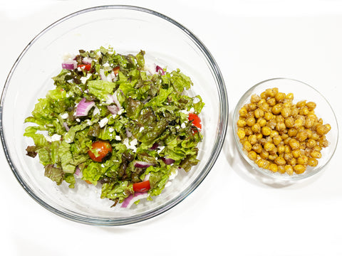 garbanzos asados ​​y ensalada antes de combinar