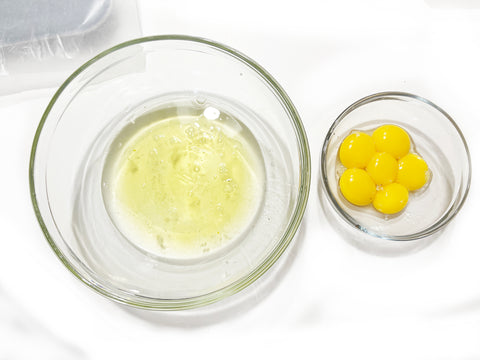 Separe las claras de huevo en dos tazones.