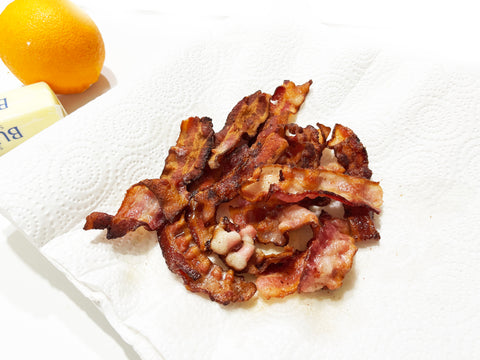 cooked bacon on plate for breakfast sandwiches 