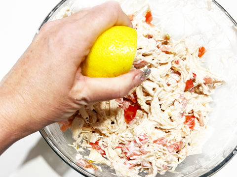 agregue limón a la ensalada de pollo para rollitos de pepino usando una olla sopera de acero inoxidable de inducción 21 y un juego de vaporera