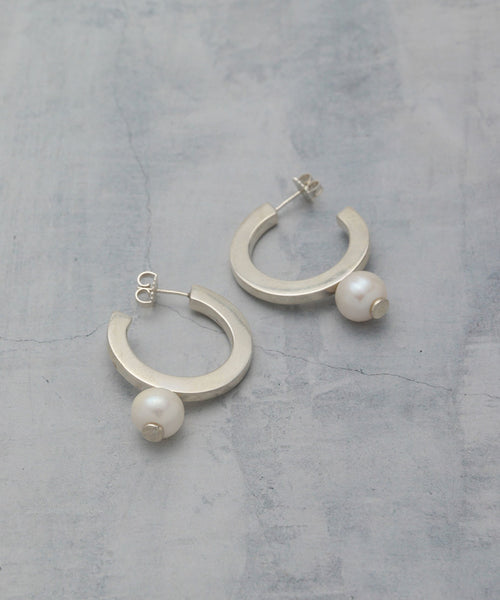 ADAM ET ROPÉ FEMME / 【MODERNWEAVING】SQUARE HOOP EARRINGS PEARL