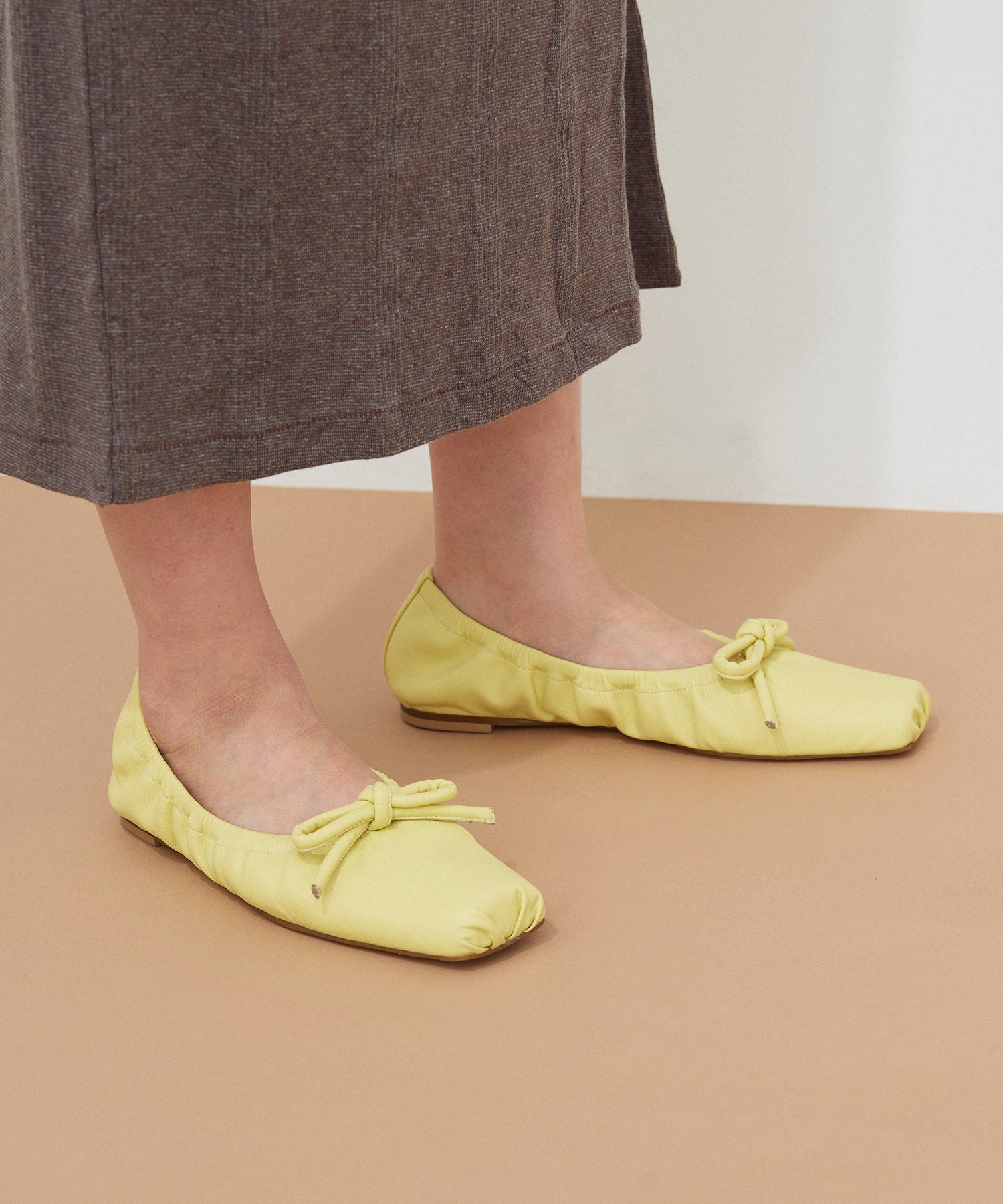 公式サイト限定】【HEWN】Sq gather ballet flats Yellow/Black｜J