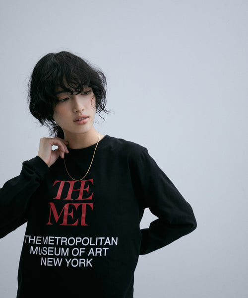 ADAM ET ROPÉ FEMME / THE MET x ADAM LOGO Tee (トップス / Tシャツ