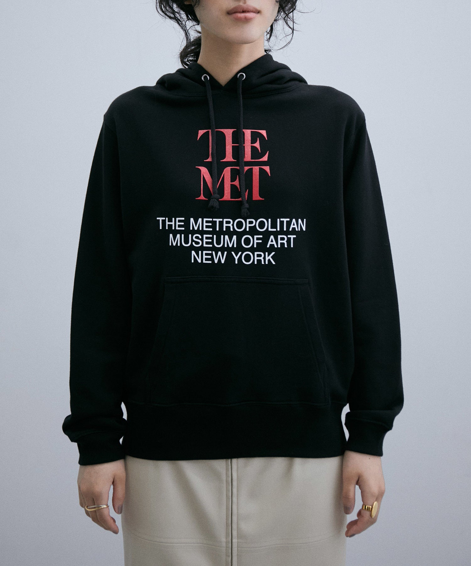 【ブラック（01）】THE MET x ADAM LOGO SWEAT