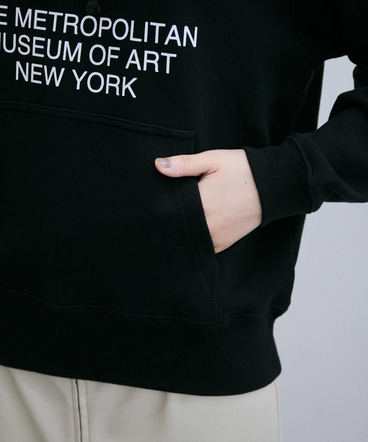 【ブラック（01）】THE MET x ADAM LOGO SWEAT