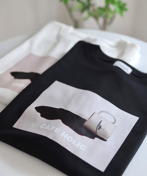 JUNRed / Mr.SZK × JUNRed / カフェホリックプリントTシャツ - cafe