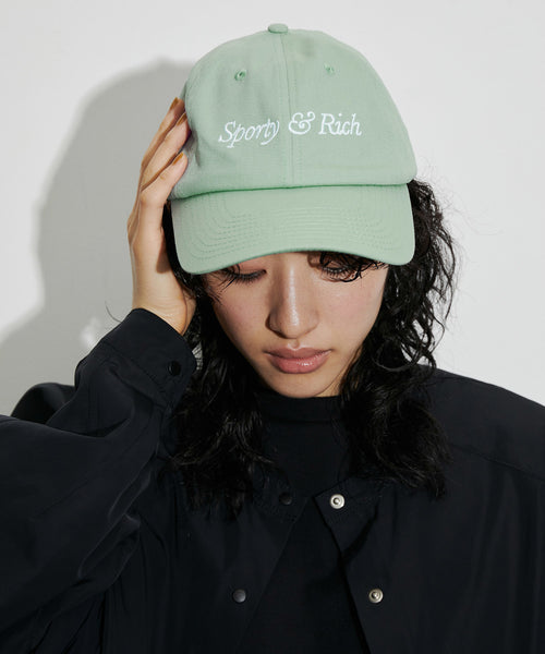 ADAM ET ROPÉ FEMME / 【SPORTY&RICH】ITALIC LOGO HAT (帽子