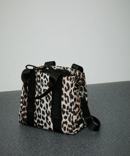 ADAM ET ROPÉ FEMME / 【GANNI】Recycled tech Small Tote Print