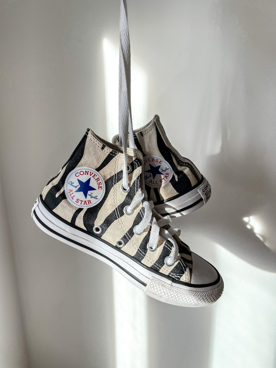 converse zebra trainers