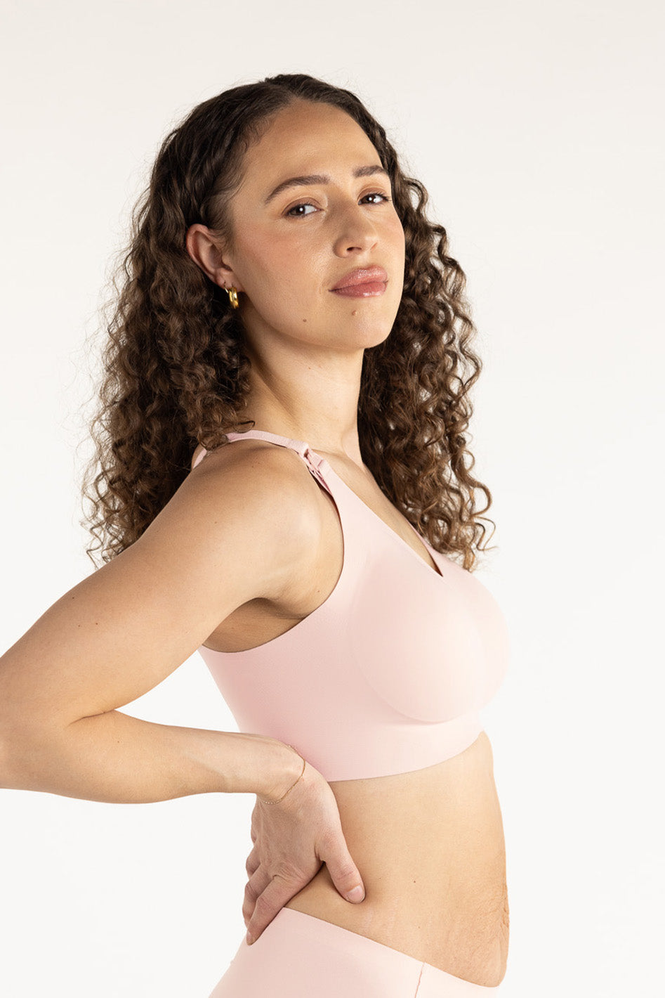 Understance Soft Sculpt Wireless Nursing Bra @Katherine wears Powder Pink in 32D/DD - Underbust: 27.7", Leaning Bust: 35.4", Standing Bust: 33" #color_powder-pink