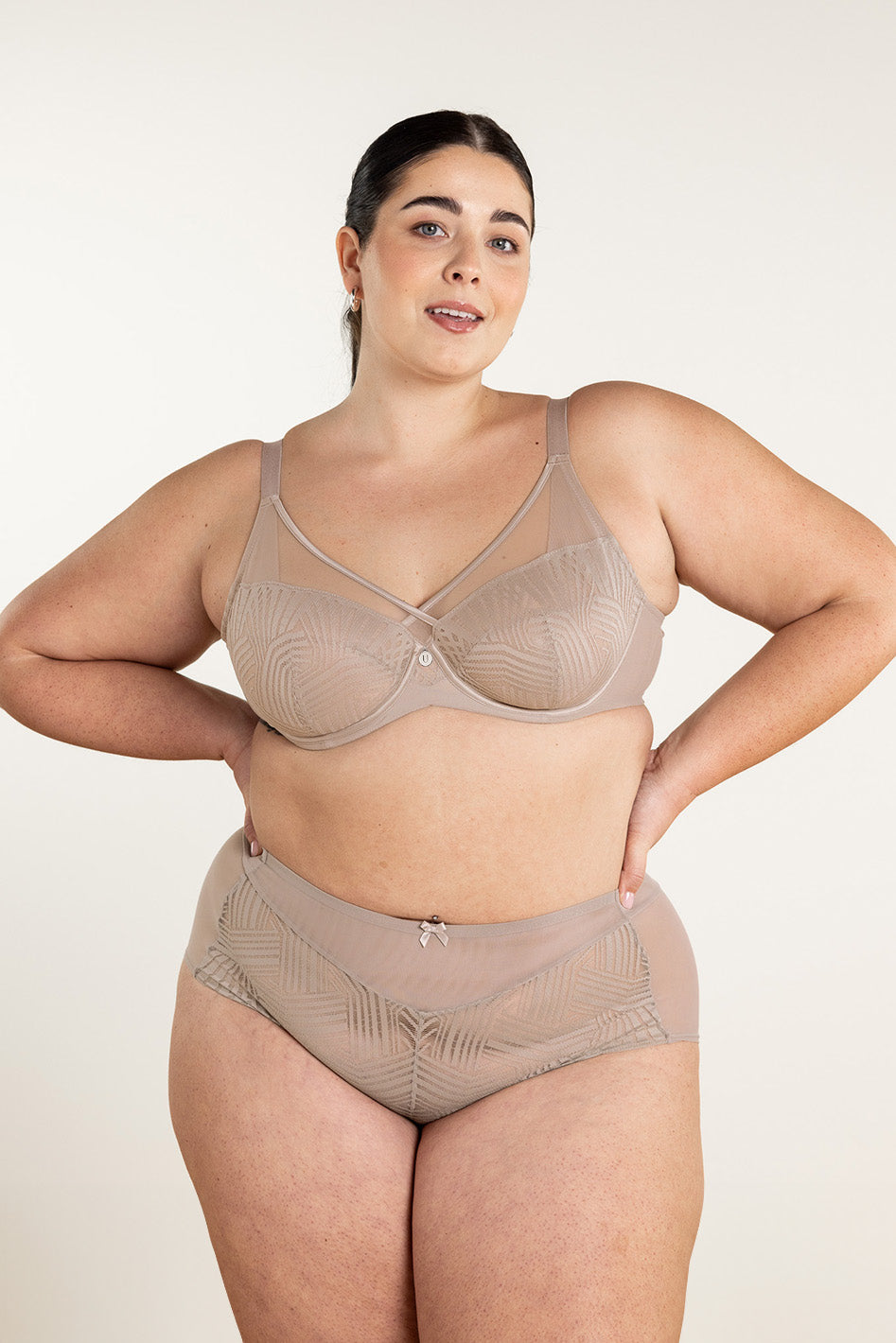 Understance Phoebe FlexWire Unpadded Full Coverage Bra @Kennedy wears Light Taupe in 42C - Underbust: 40", Leaning Bust: 46", Standing Bust: 45" #color_light-taupe