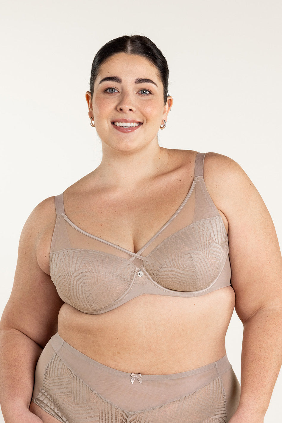 Understance Phoebe FlexWire Unpadded Full Coverage Bra @Kennedy wears Light Taupe in 42C - Underbust: 40", Leaning Bust: 46", Standing Bust: 45" #color_light-taupe