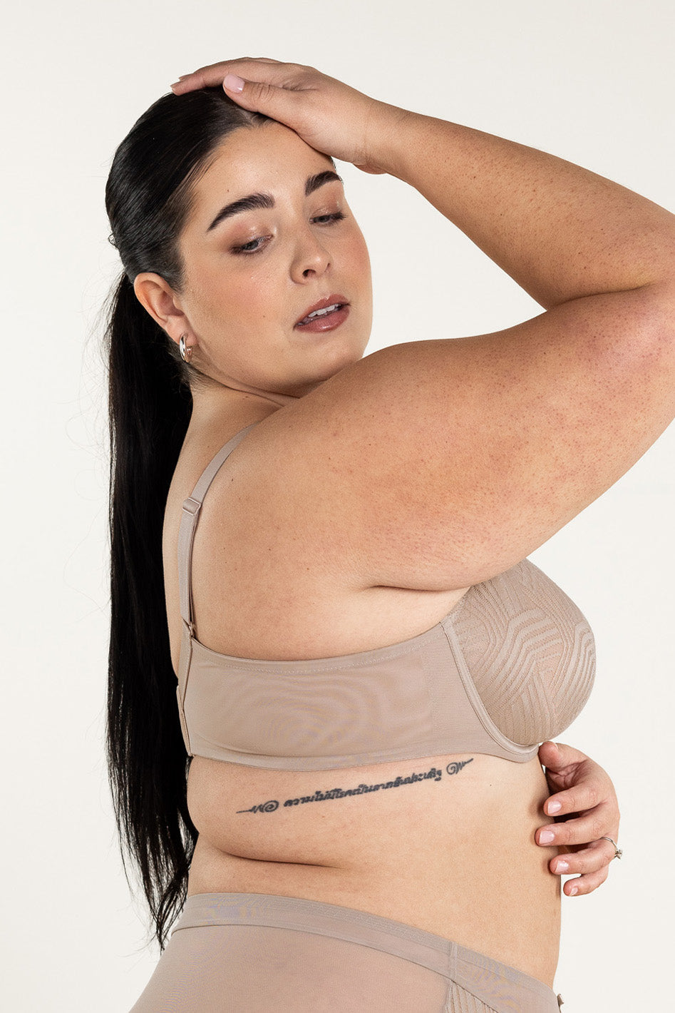 Understance Phoebe FlexWire Unpadded Full Coverage Bra @Kennedy wears Light Taupe in 42C - Underbust: 40", Leaning Bust: 46", Standing Bust: 45" #color_light-taupe