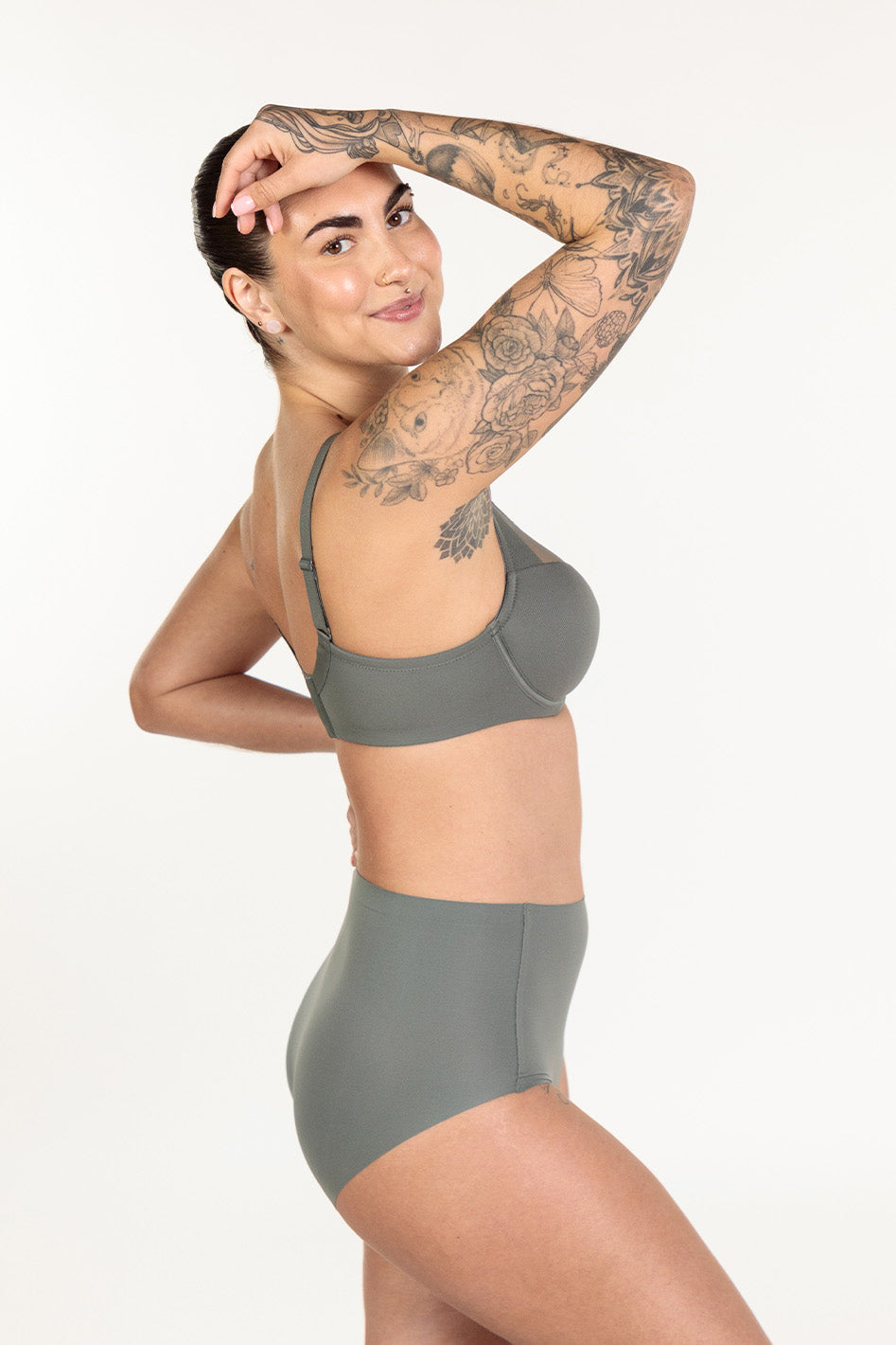 Understance Ivy Smooth FlexWire Full Coverage Bra, C-J Cup @Angela wears Pine in 30DDD - Underbust: 29", Leaning Bust: 34", Standing Bust: 37" #color_pine