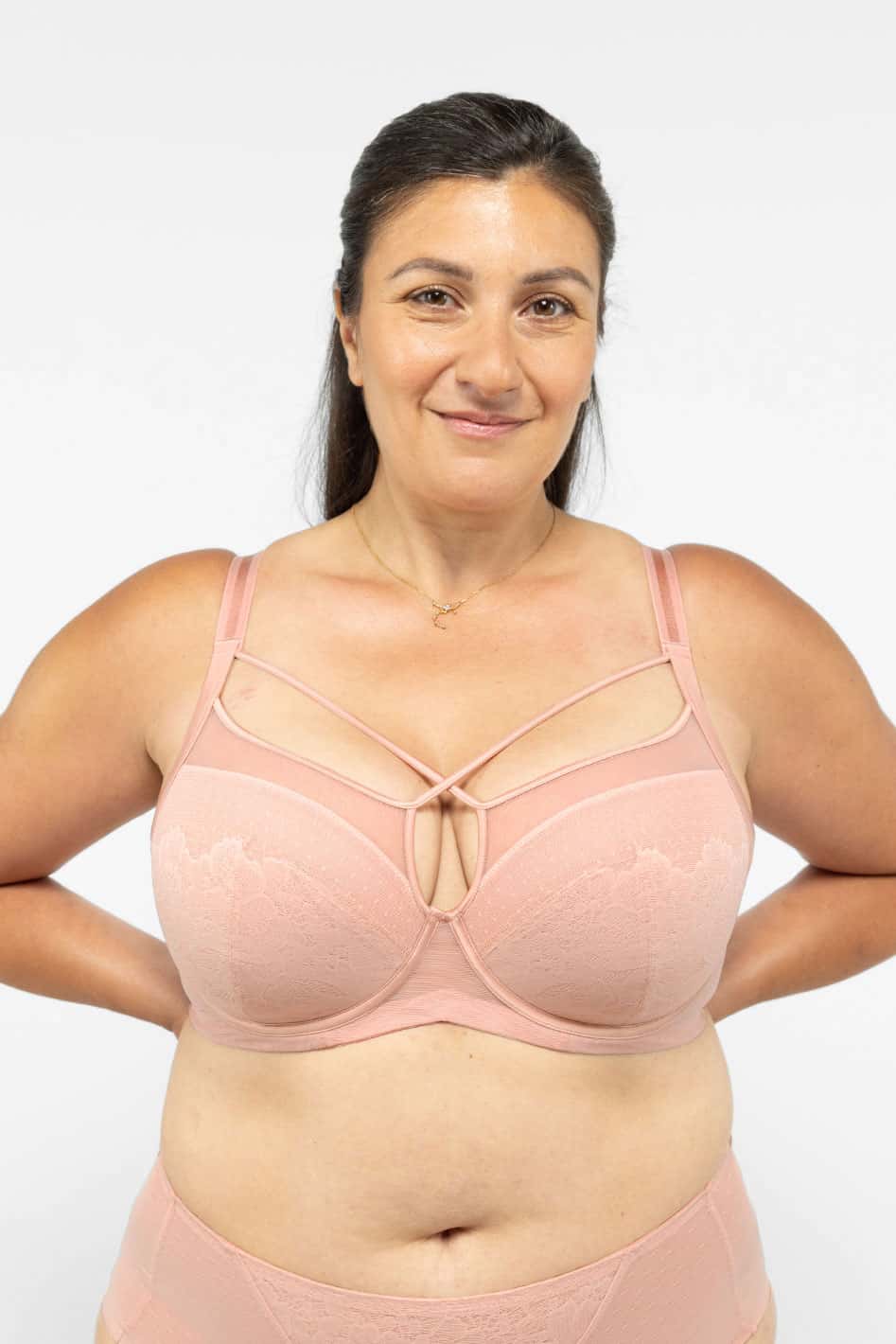 Understance Harper Bra @Christina wears Misty Rose in 36DDD- #color_misty-rose