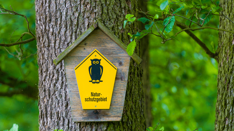 Naturschutzgebiet Schild auf Baum