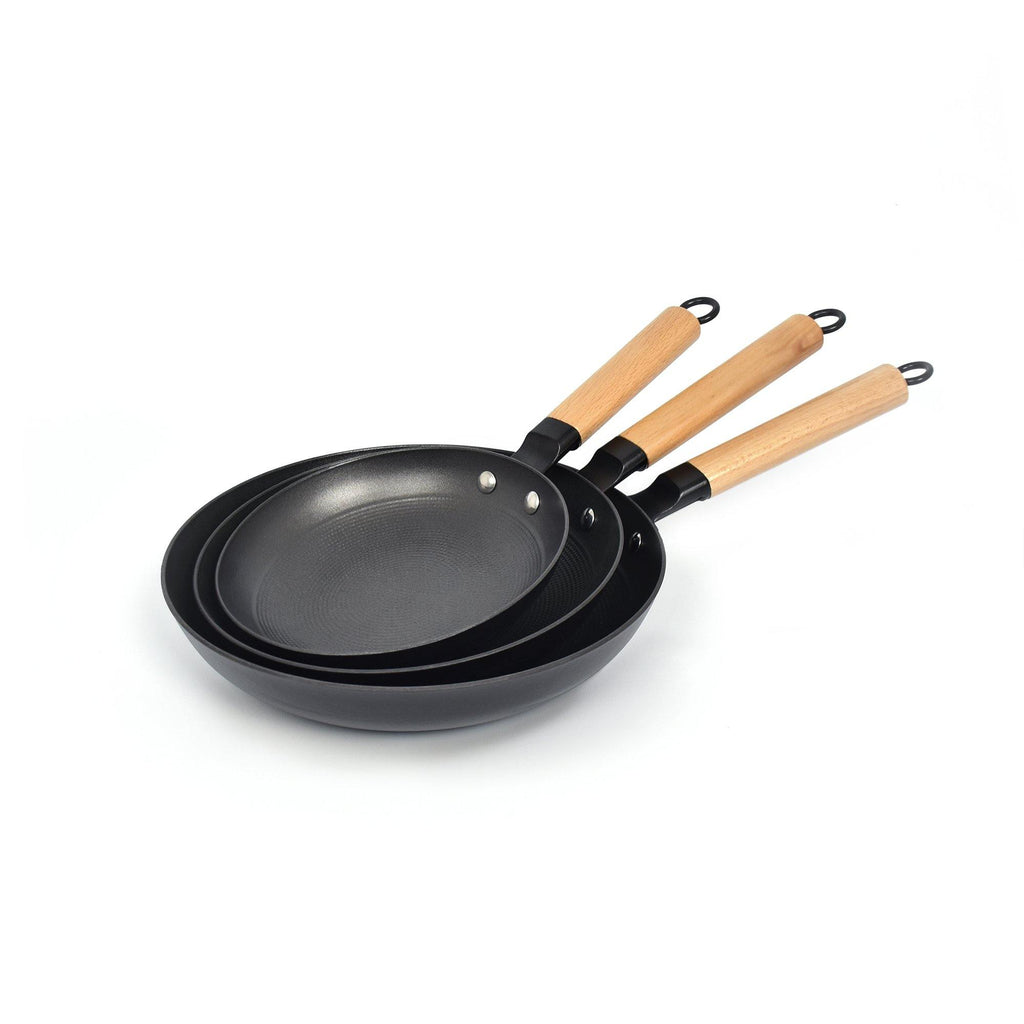 By being 30% lighter, this ultimate minimalist non-stick cast iron skillet  is much easier to cook with! - Yanko Design