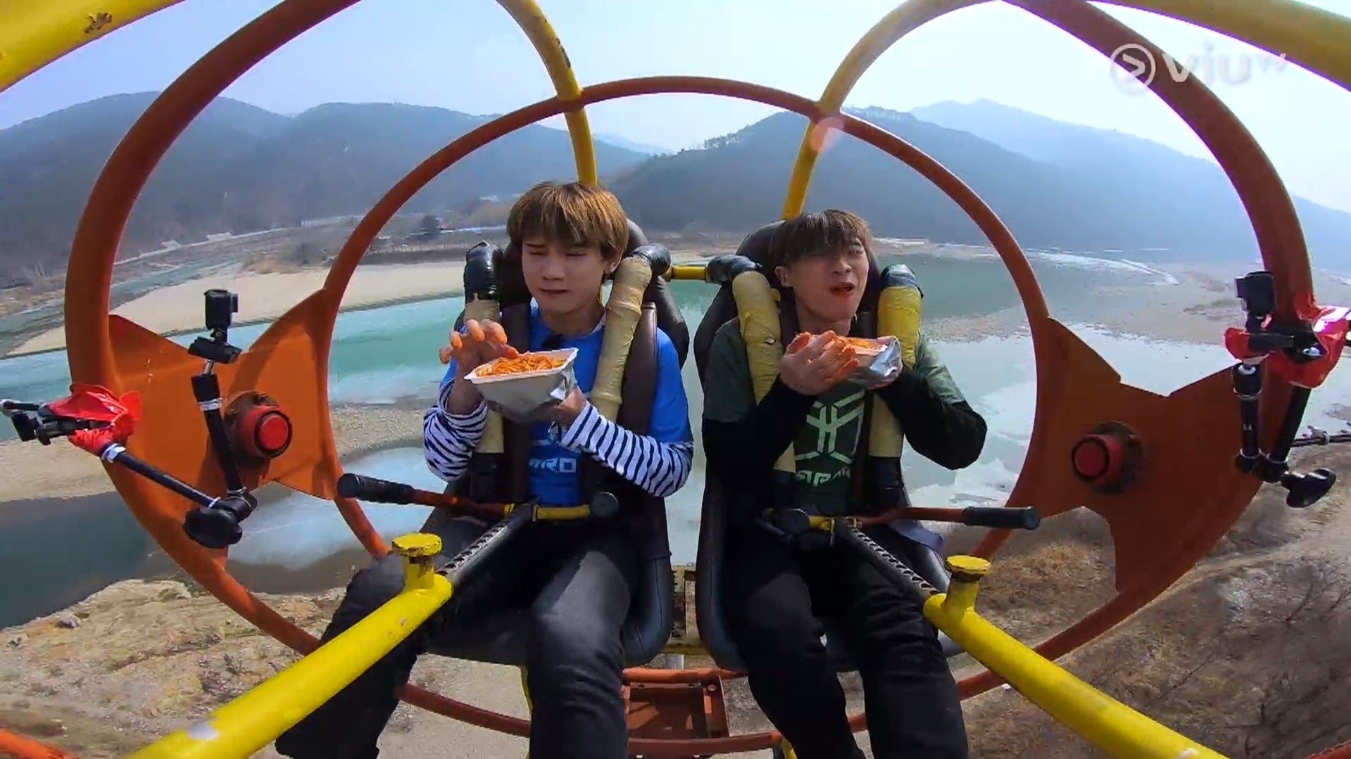 Mirror-GO-VIUTV-EP20-Inje-theme-Park-Mission-Jeremy-Frankie-Eating-SPAGHETTI-ON-RADES