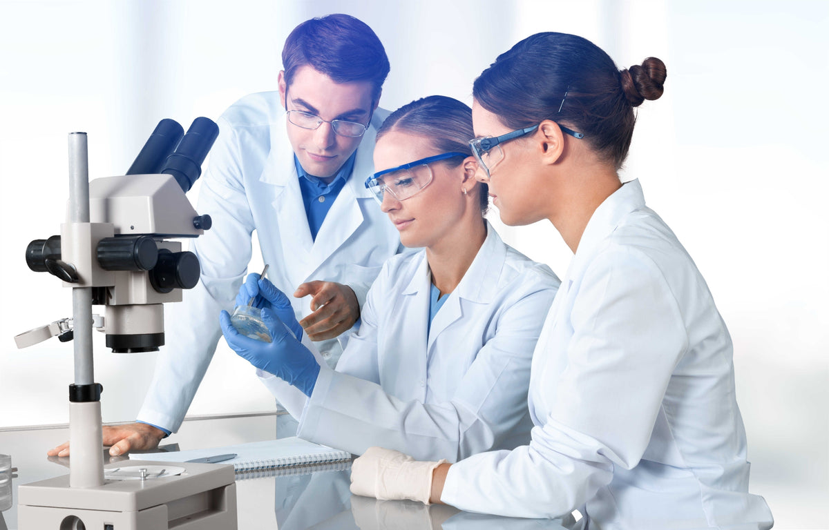 Labormitarbeiter testen die Qualität von Cannexol CBD Produkten