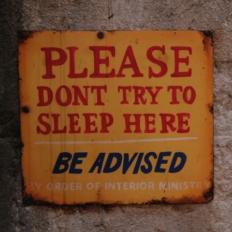 Plaque métal vintage don't try to sleep here