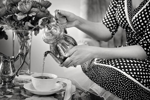 Femme servant le thé photo noir et blanc