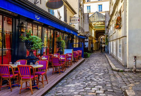 Terrasse vide dans rue pavée de Paris