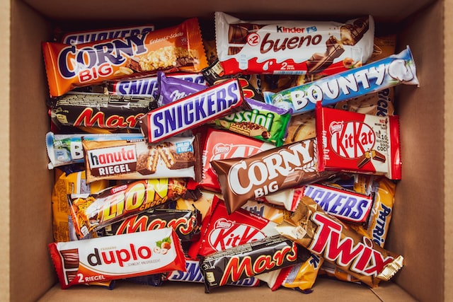 boîte contenant kinder bueno, snickers et autres encas