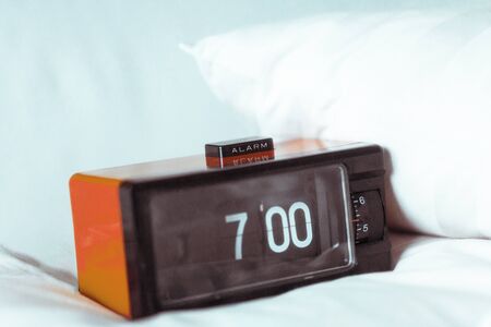 Horloge flip flap vintage orange avec alarme