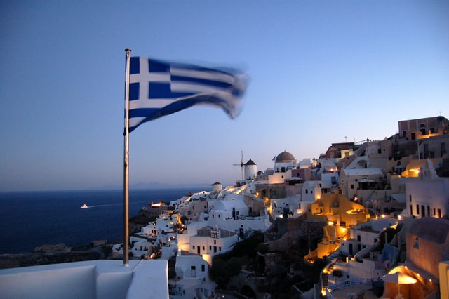 Drapeau de la Grèce flottant au vent