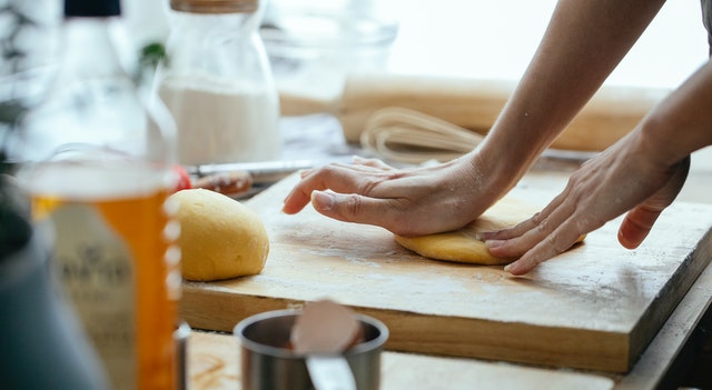 Femme pétrissant la pâte à pain