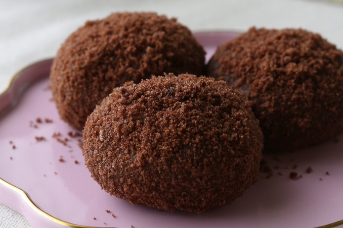 Korean rice cake made with chocolate castella, infused with chocolate cream.