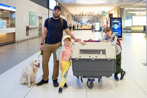 famille sur le point de prendre l’avion avec son chien