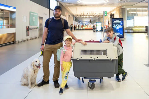 famiglia in procinto di prendere un aereo con il loro cane