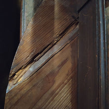 Charger l&#39;image dans la galerie, Table ronde avec étagères en bois massif
