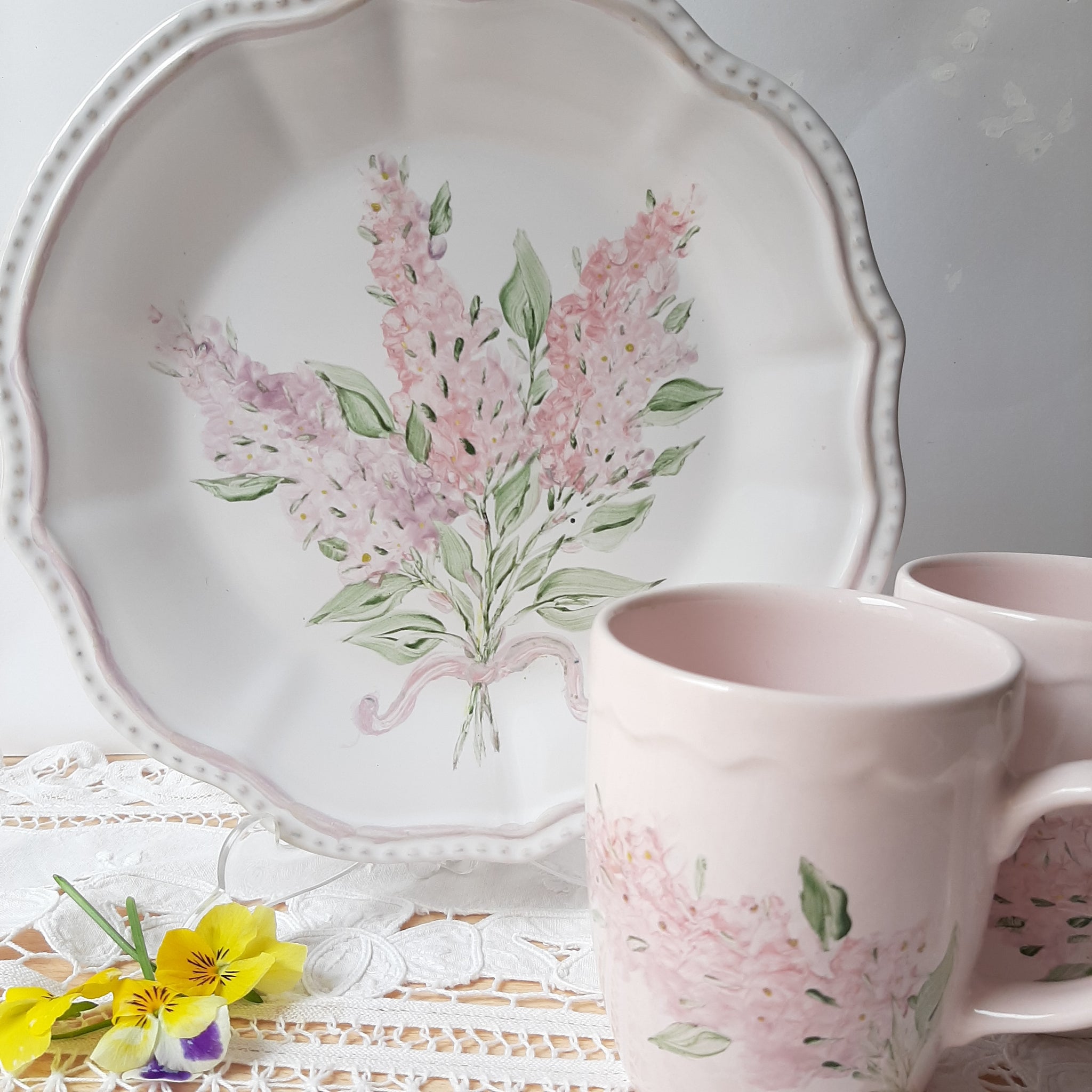 Plato y taza de porcelana esmaltado, pintado a mano, lilas, objeto art –  MajeCeramista