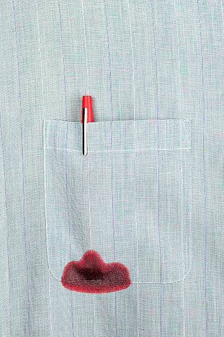 mancha de tinta roja de bolígrafo en la ropa