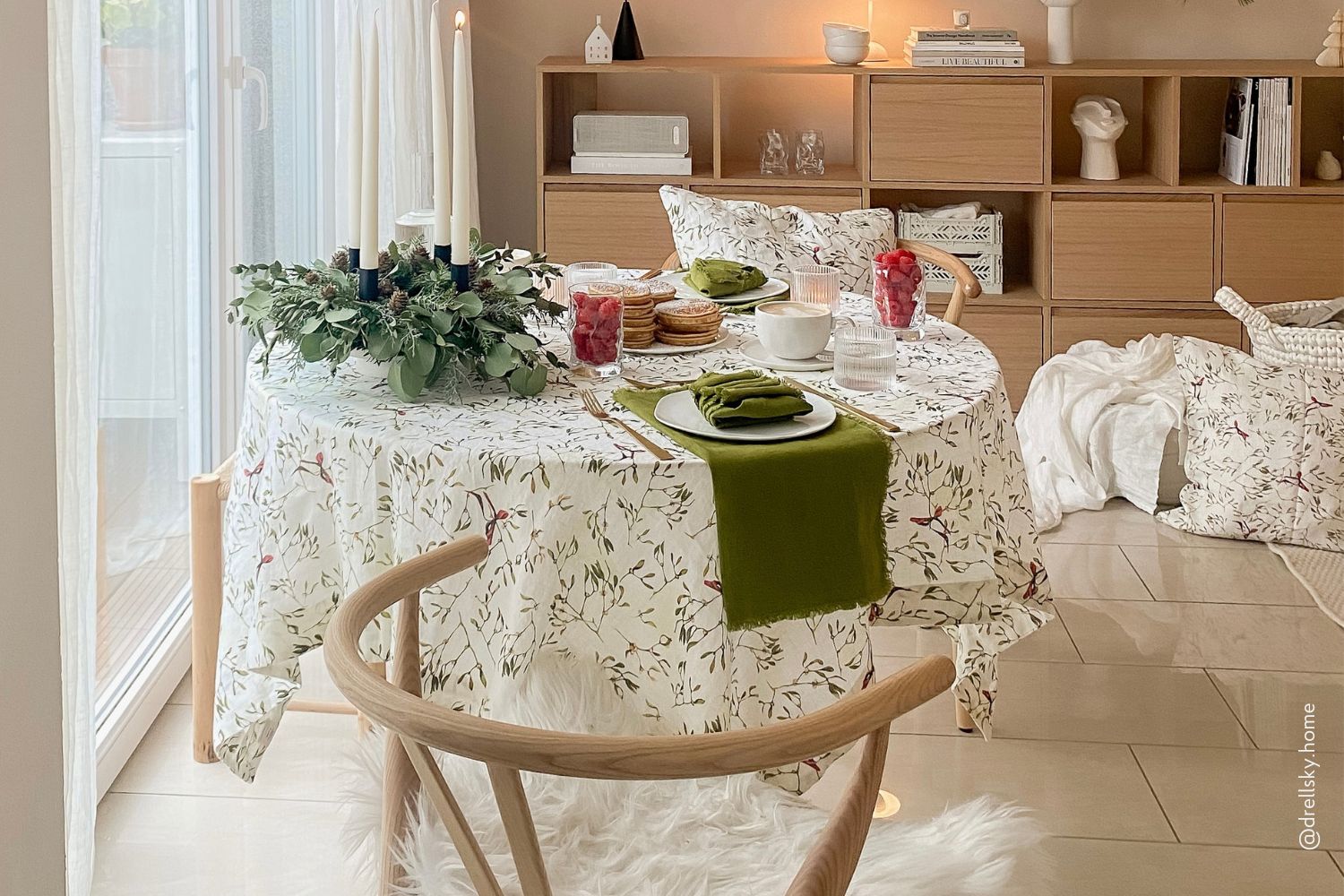 Christmas Green & Mistletoe table setting