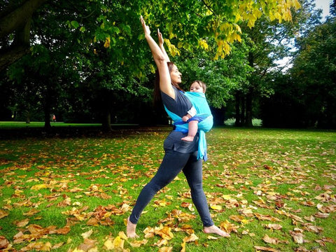 portabebés yoga en el parque Oscha Slings