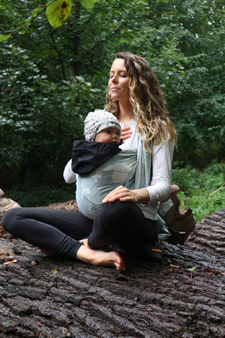 Meditación con el bebé envuelto en Oscha