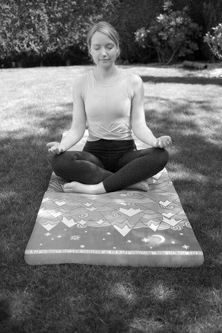 Mittelerde Yoga neblige Berge Meditation Yogamatte